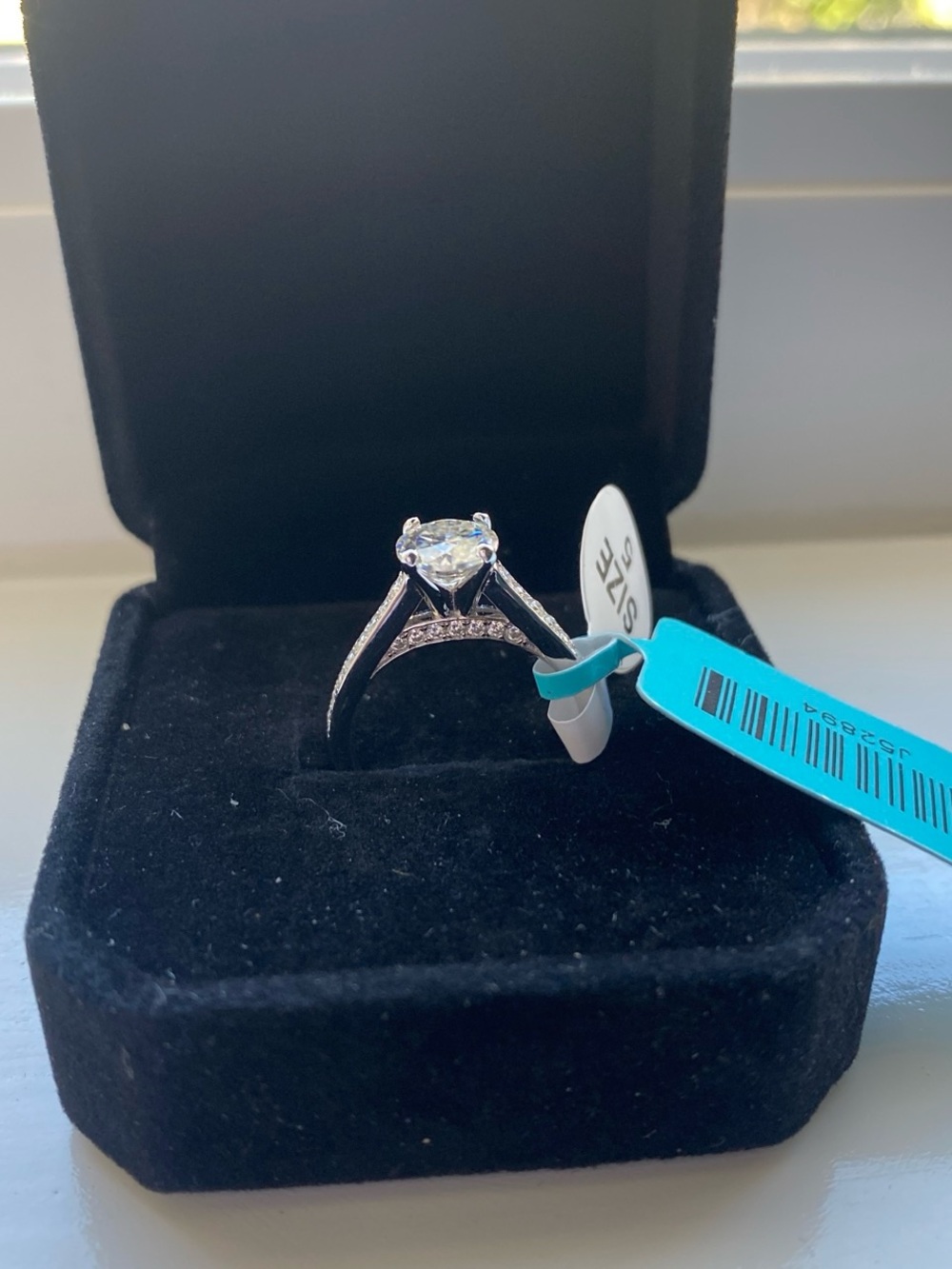 1 Carat Round Cut Moissanite Ring Size 5 - Picture 3 of 6